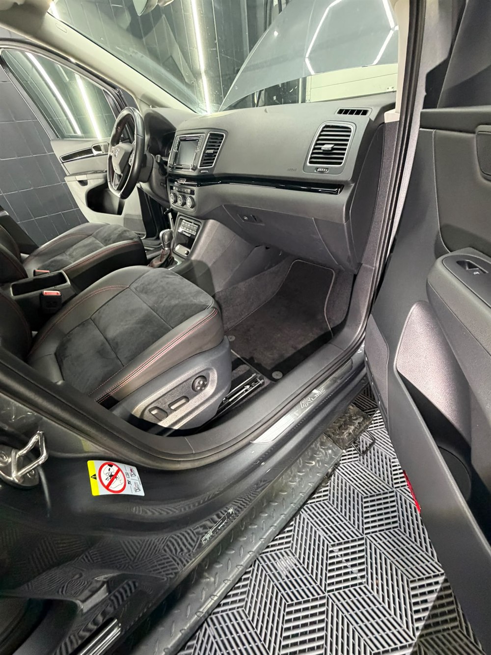 Innenraum des Seat Alhambra FR mit Alcantara-Sportsitzen und Cockpit nach der Aufbereitung