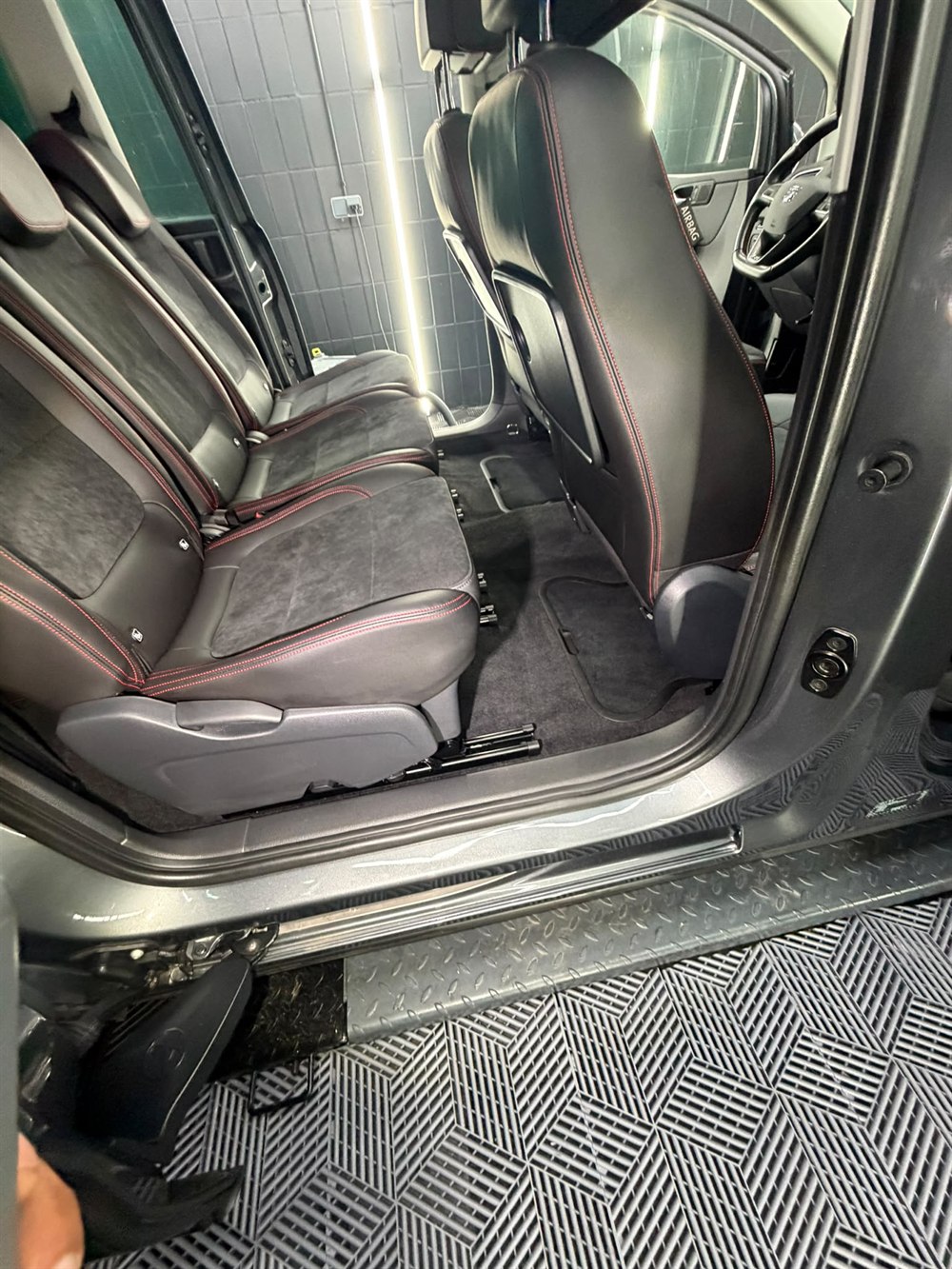 Zweite Sitzreihe des Seat Alhambra mit Alcantara-Sitzen nach der Innenaufbereitung
