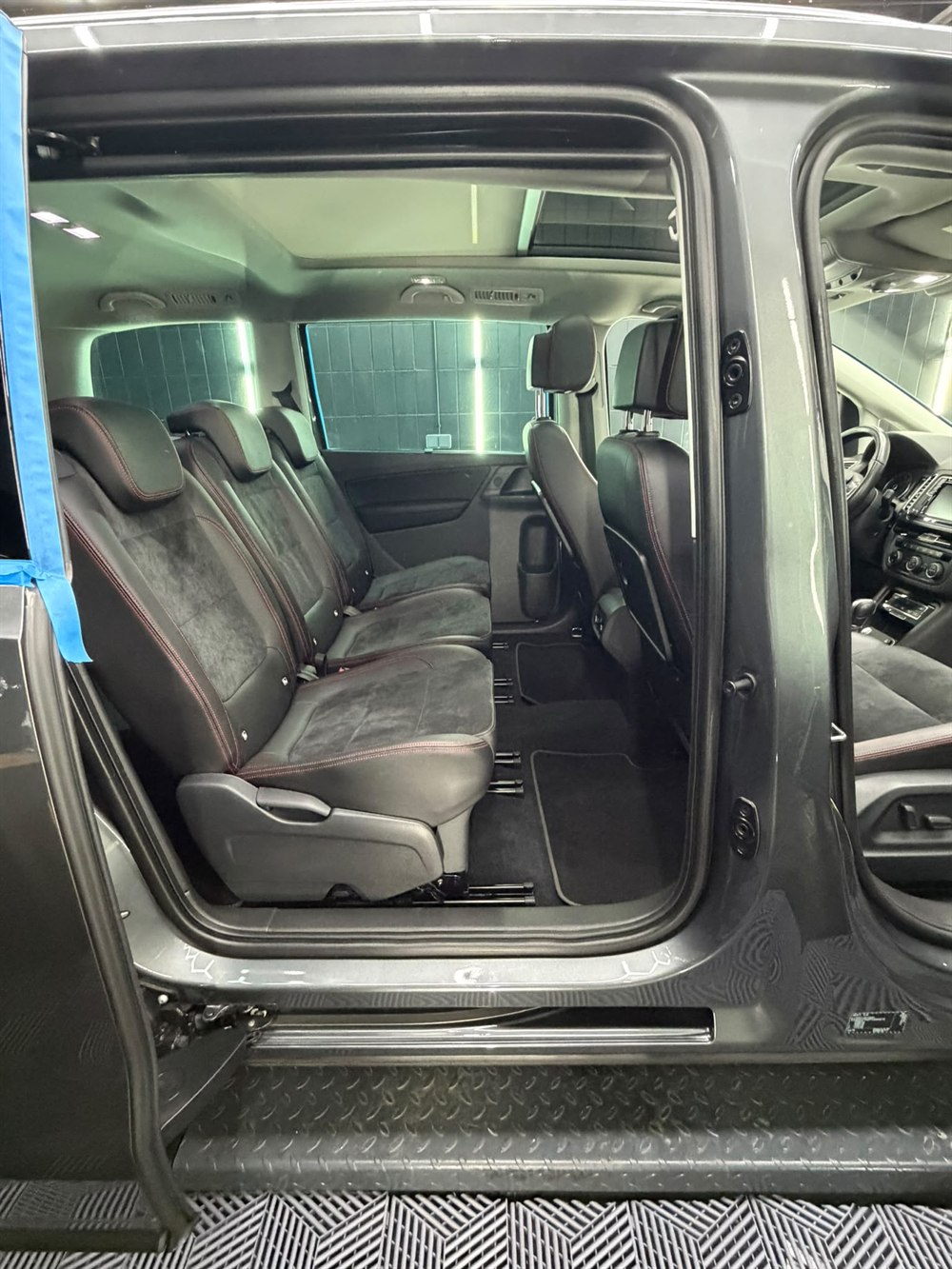 Innenraum des Seat Alhambra mit zweiter Sitzreihe und geöffneter Schiebetür nach der Aufbereitung