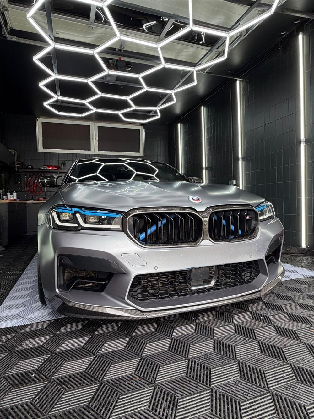 BMW M5 in Silber nach der Aufbereitung im Studio in Peine