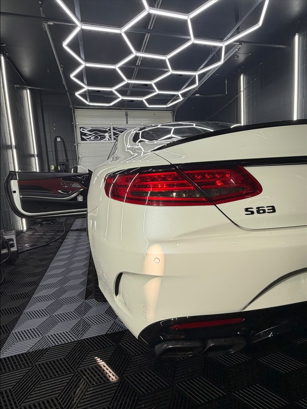 Mercedes-AMG S63 Coupé in Weiß, Heckansicht nach der Aufbereitung im Studio in Peine