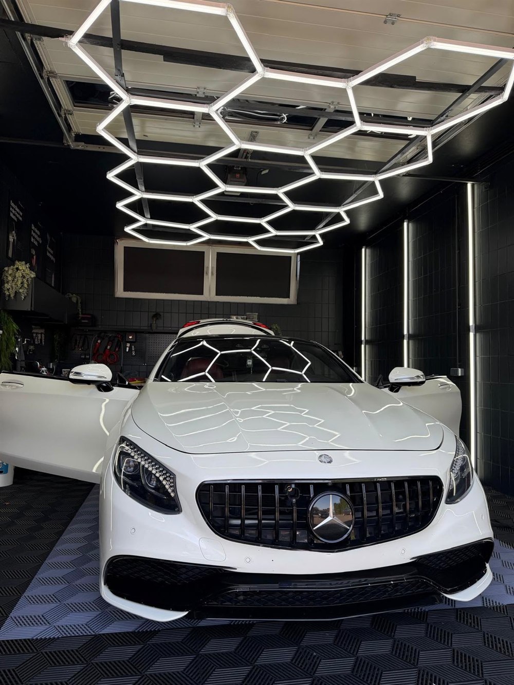 Mercedes-AMG S63 Coupé in Weiß, Frontansicht unter dem Hexagon-Licht im Studio in Peine