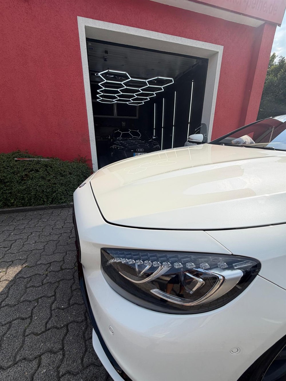 Mercedes-AMG S63 Coupé in Weiß, Front-Detail mit Scheinwerfer nach der Aufbereitung in Peine