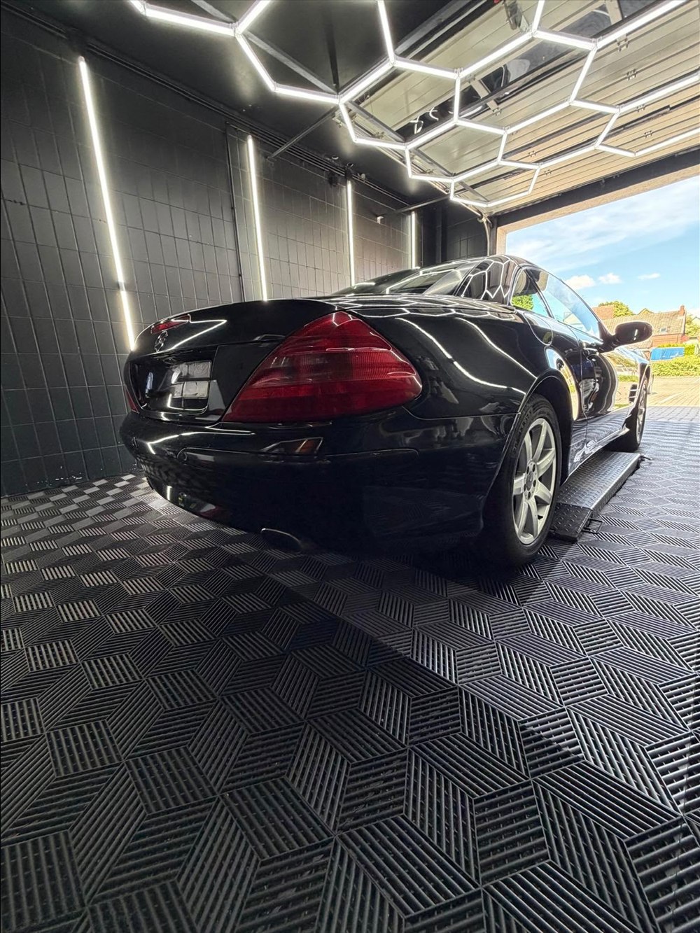 Mercedes SL 350 in Schwarz, Heckansicht mit tiefem Lackglanz nach der Aufbereitung in Peine