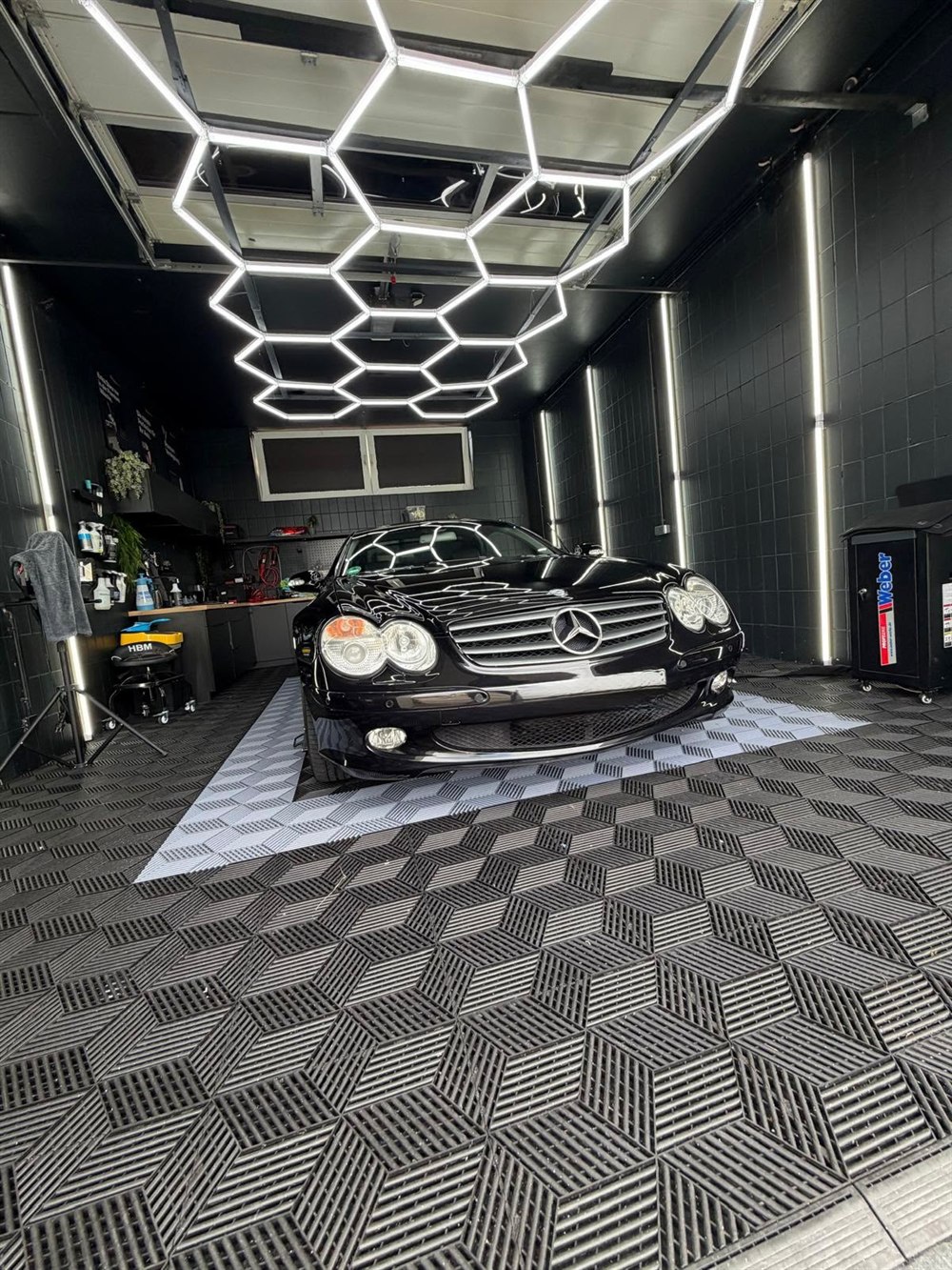 Mercedes SL 350 in Schwarz, Frontansicht unter dem Hexagon-Licht im Studio in Peine