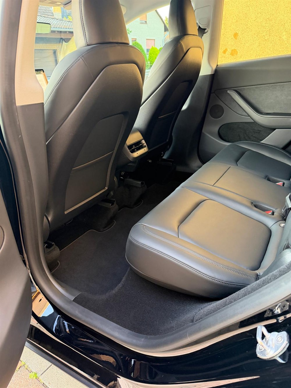 Gereinigte Rücksitze aus schwarzem Leder im Tesla Model Y