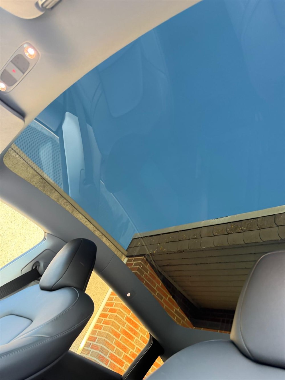 Panorama-Glasdach des Tesla Model Y von innen nach der Aufbereitung