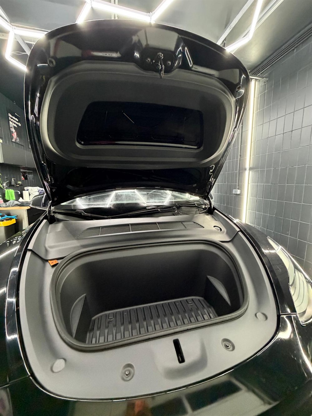 Vorderer Kofferraum (Frunk) des Tesla Model Y, gereinigt und geöffnet