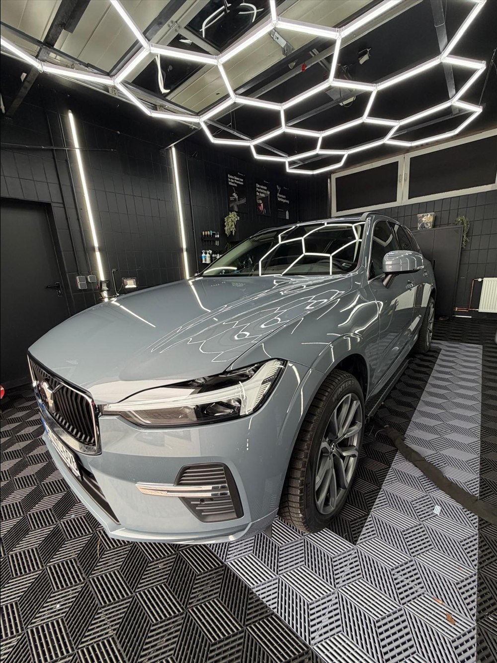 Volvo XC60 in Grau, Frontansicht nach der Aufbereitung in Peine