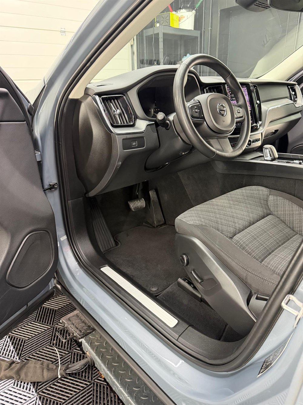 Cockpit des Volvo XC60 mit Lenkrad und Sitz nach der Innenaufbereitung in Peine