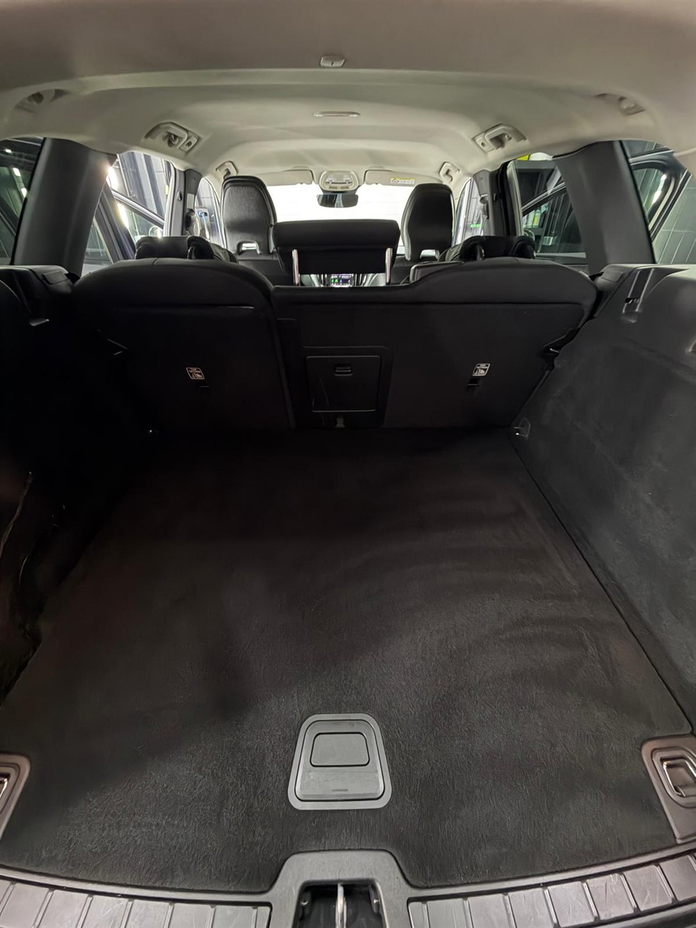 Großer Kofferraum des Volvo XC60 mit umgeklappten Sitzen nach der Reinigung