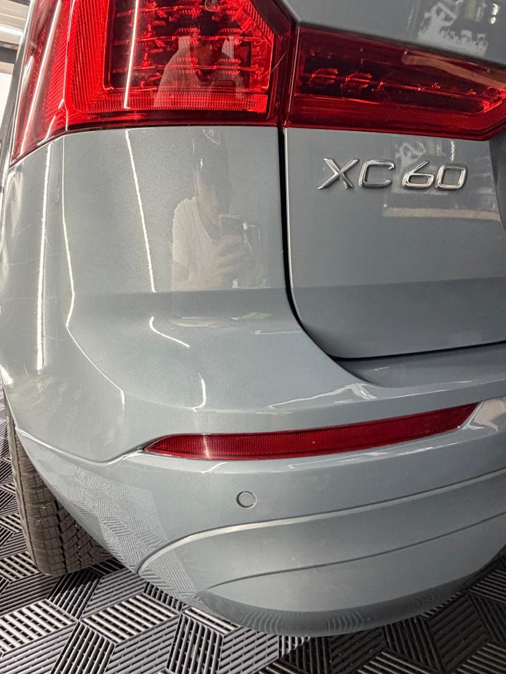 Volvo XC60 in Grau, Heck-Detail mit XC60-Emblem und glänzendem Lack nach der Aufbereitung in Peine