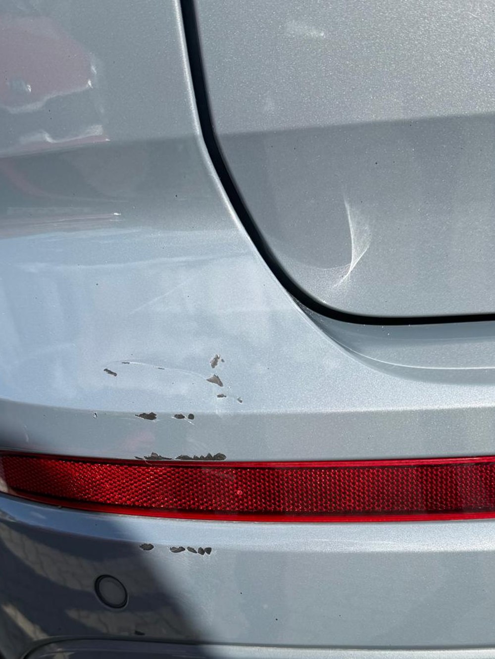 Volvo XC60 – Stoßfänger mit Lackabplatzern im Vorher-Zustand vor der Aufbereitung